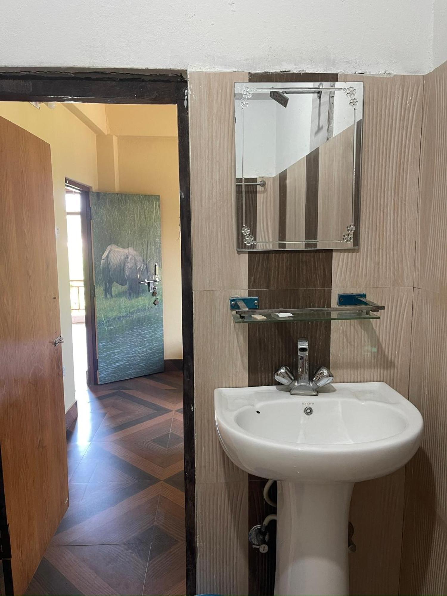 Tara Guesthouse - Sauraha,Chitwan Bagian luar foto