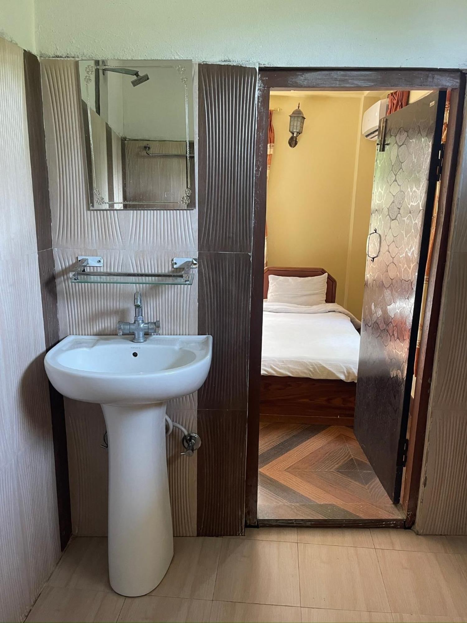 Tara Guesthouse - Sauraha,Chitwan Bagian luar foto